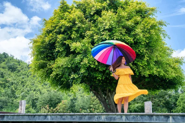 Gökkuşağı Şemsiyesi Tutan Neşeli Genç Bir Kadın Doğal Arka Planda — Stok fotoğraf