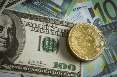 Sikke bitcoin euro banknot yığını üzerinde şeklinde