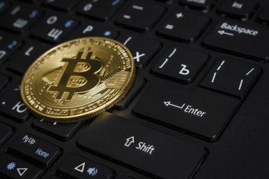 Laptop klavye üzerinde bitcoin şeklinde sikke