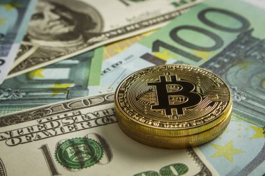 Sikke bitcoin euro banknot yığını üzerinde şeklinde