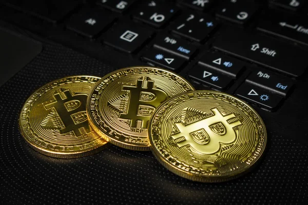 Tres Monedas Bitcoin Ordenador Portátil Negro Una Mesa — Foto de Stock