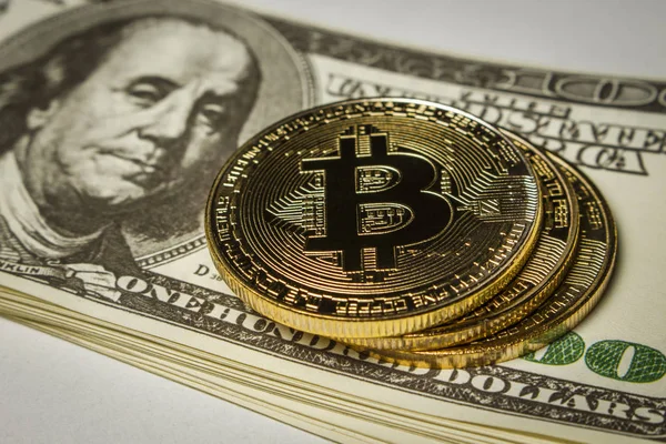 Tres Monedas Bitcoin Paquete Dólares Sobre Una Mesa — Foto de Stock