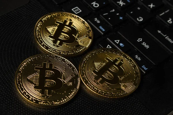 Tres Monedas Bitcoin Ordenador Portátil Negro Una Mesa — Foto de Stock