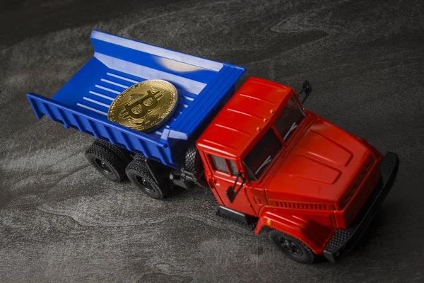 Oyuncak bir kamyonda Bitcoin şeklinde para.