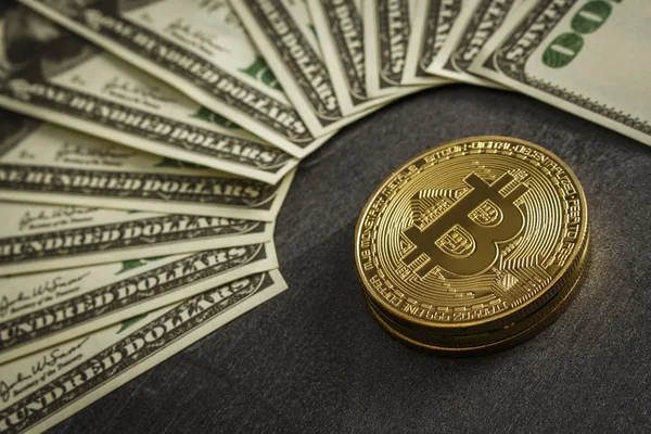 Monedas Forma Bitcoin Una Mesa Madera Oscura Cerca Los Dólares — Foto de Stock