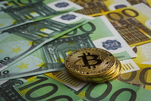 Sikke bitcoin euro banknot yığını üzerinde şeklinde