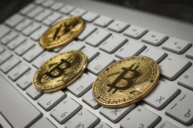 Bitcoin, beyaz klavyesindeki şeklinde altın sikkeler