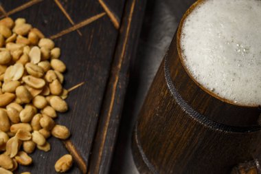 Fıstık Yönetim Kurulu ile ahşap bir kupa bira