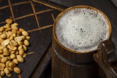 Fıstık Yönetim Kurulu ile ahşap bir kupa bira