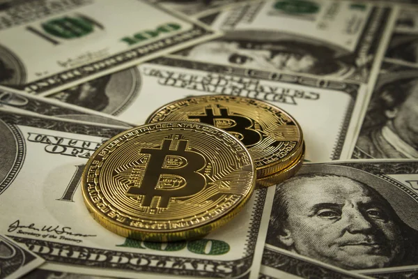 Moneda Forma Bitcoin Una Pila Billetes Dólar — Foto de Stock
