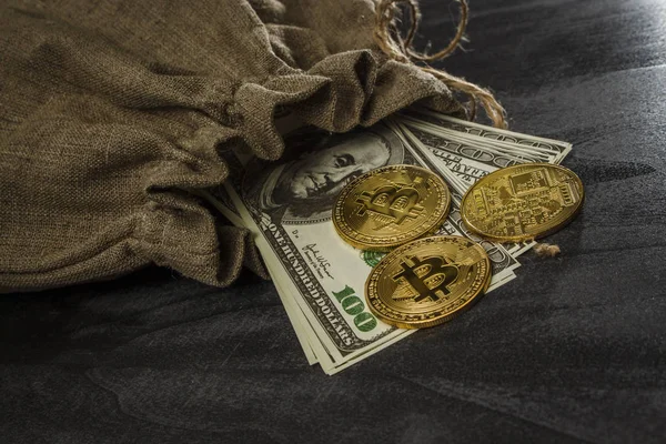 Altın bitcoin dolar ile bir çanta üzerinde şeklinde