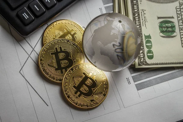 Tres Monedas Oro Forma Bitcoin Una Mesa Con Billetes Una — Foto de Stock
