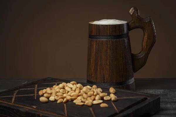 Fıstık Yönetim Kurulu ile ahşap bir kupa bira