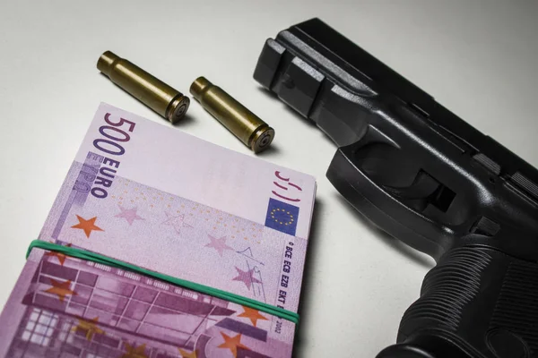 Siyah beyaz masada euro paketiyle tabanca