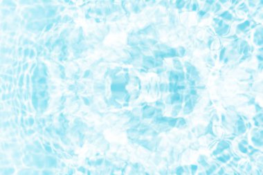 Yüzeydeki mavi su dalgaları bulanıklaştı. Defocus bulanık mavi şeffaf, berrak, durgun su yüzeyi dokusu sıçrama ve kabarcıklarla bulanıklaştırılmış. Parlak desenli arka planda su dalgaları.