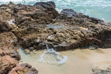 Kayalar sahilde dalgalar ve splahes ile doğa tarafından