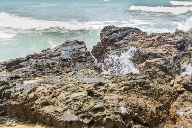 Kayalar sahilde dalgalar ve splahes ile doğa tarafından