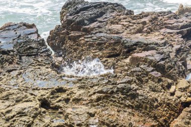 Kayalar sahilde dalgalar ve splahes ile doğa tarafından