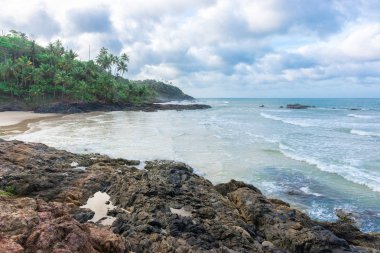 Havaizinho kayalık geç öğleden sonra kumsalda güzel görünüm