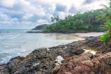 Geç öğleden sonra doğada kayalık bir Beach şaşırtıcı görünümü