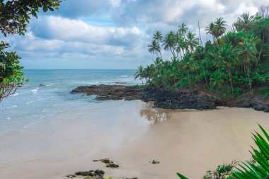 Geç öğleden sonra doğada kayalık bir Beach şaşırtıcı görünümü