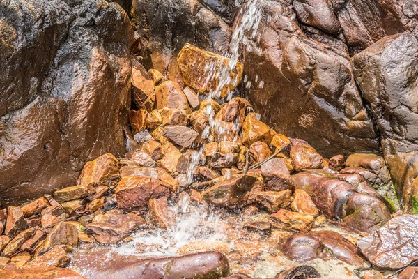 Malý Vodopád Mezi Skály Kameny Mechu Pláži — Stock fotografie