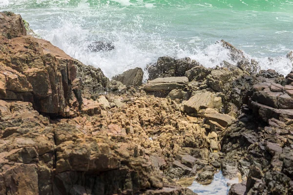 Pedras Junto Praia Com Ondas Salpicos Natureza — Fotografia de Stock