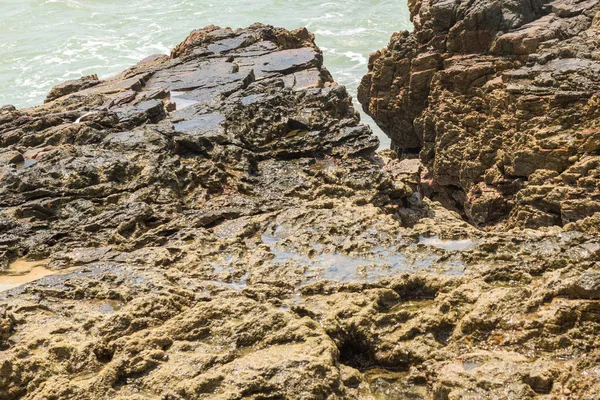 Rotsen Aan Het Strand Met Golven Splahes Aard — Stockfoto