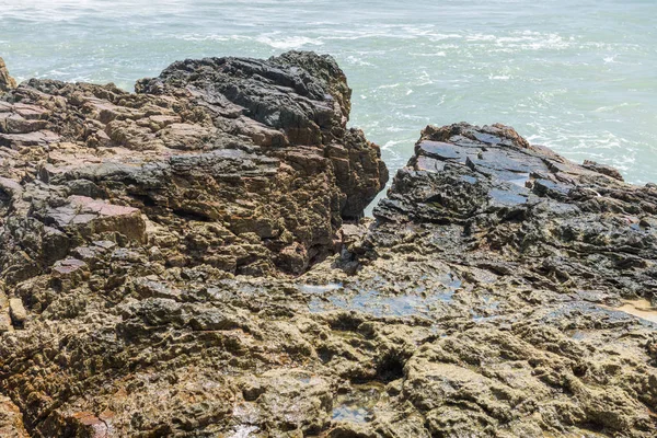 Rotsen Aan Het Strand Met Golven Splahes Aard — Stockfoto