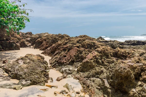 Βράχοι Στην Παραλία Κύματα Και Splahes Στην Φύση — Φωτογραφία Αρχείου