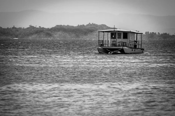 Одинокий Катамаран Якоре Берегу Моря — стоковое фото