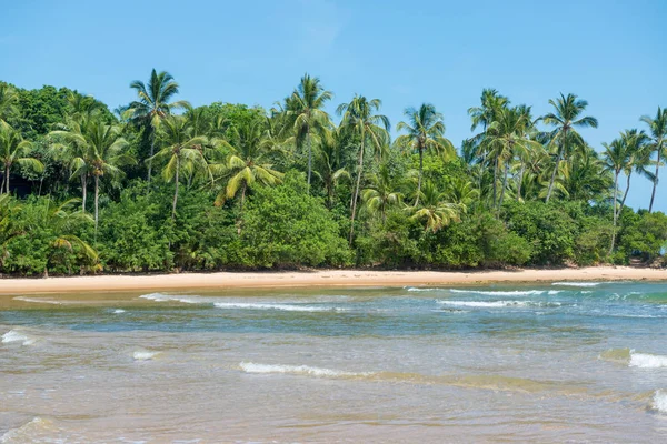 Pantai Surga Terpencil Pada Hari Cerah Yang Indah Sebagai Latar — Stok Foto