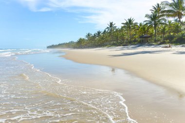 Büyük bir kum plaj dalgalar su yansıması