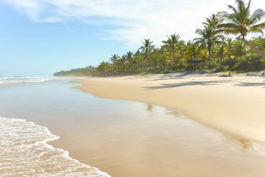 Büyük bir kum plaj dalgalar su yansıması
