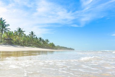 Büyük bir kum plaj dalgalar su yansıması