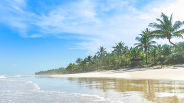 Büyük bir kum plaj dalgalar su yansıması