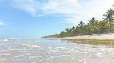 Büyük bir kum plaj dalgalar su yansıması