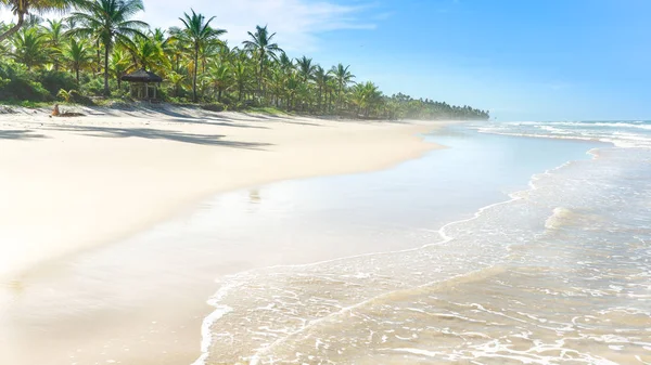 Büyük bir kum plaj dalgalar su yansıması