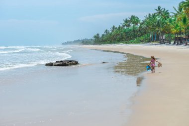 Itacare, Brezilya - 7 Aralık 2016: Bahia eyalet Brezilya kumsalda Itacarezinho, küçük kız