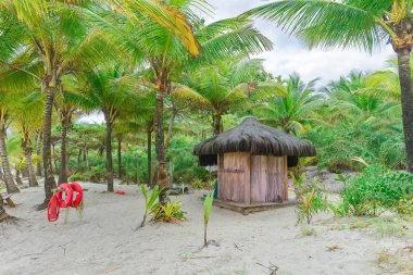 Itacare, Brezilya - 11 Aralık 2016: Kırmızı renk hayat şamandıra sahilde arka plandaki parlak kum ve mavi gökyüzü ile.