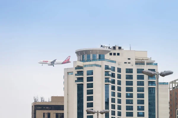 サンパウロ ブラジル 2018 サンパウロのコンゴニャス国際空港に着陸する飛行機の建物を通って飛んで — ストック写真