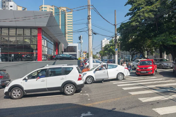 Σάο Πάολο Βραζιλία Μάι 2018 Αυτοκίνητα Γραμμή Μπροστά Από Βενζινάδικο — Φωτογραφία Αρχείου