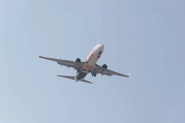 サンパウロ ブラジル 2018 飛行機は高く飛ぶと空港から出発 — ストック写真