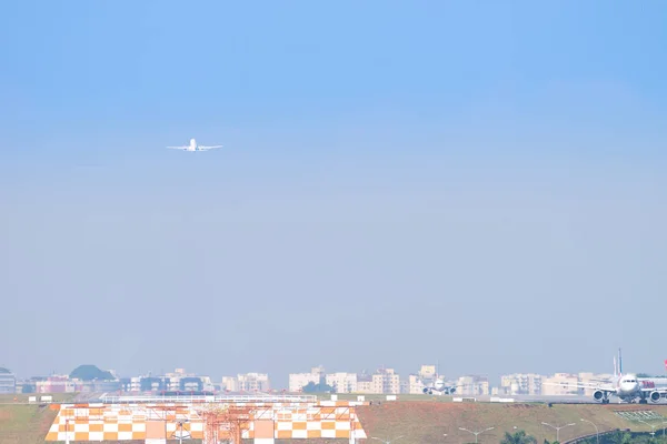 サンパウロ ブラジル 2018 サンパウロのコンゴニャス国際空港を離陸する航空機 — ストック写真