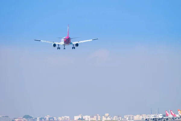 Sao Paulo Brasilien Mai 2018 Flygplan Flyger Genom Byggnader Att — Stockfoto