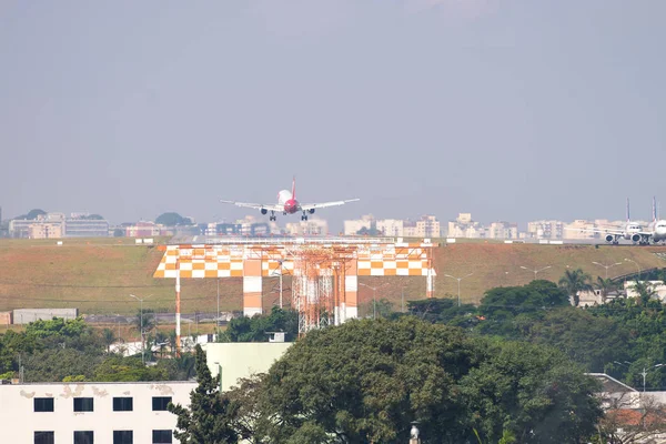 サンパウロ ブラジル 2018 ブラジル サンパウロのコンゴニャス国際空港空港に着陸する航空機 — ストック写真