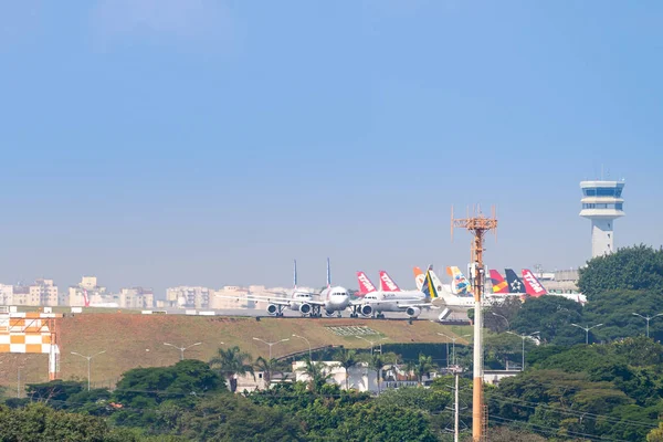 サンパウロ ブラジル 2018 空気平面課税 着陸とサンパウロのコンゴニャス国際空港から離陸 — ストック写真