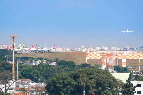 サンパウロ ブラジル 2018 サンパウロのコンゴニャス国際空港を離陸する航空機 — ストック写真