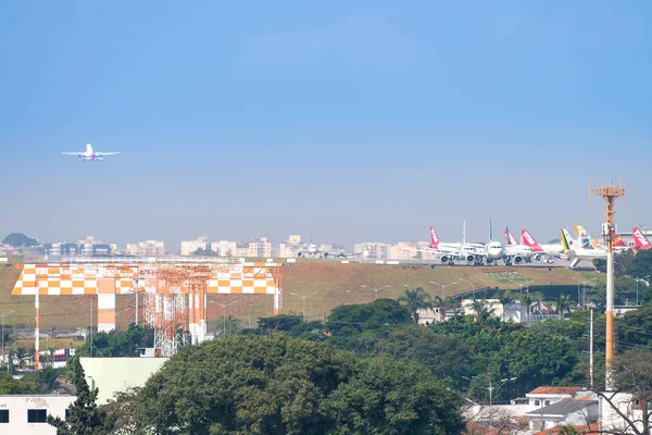 サンパウロ ブラジル 2018 空気平面課税 着陸とサンパウロのコンゴニャス国際空港から離陸 — ストック写真