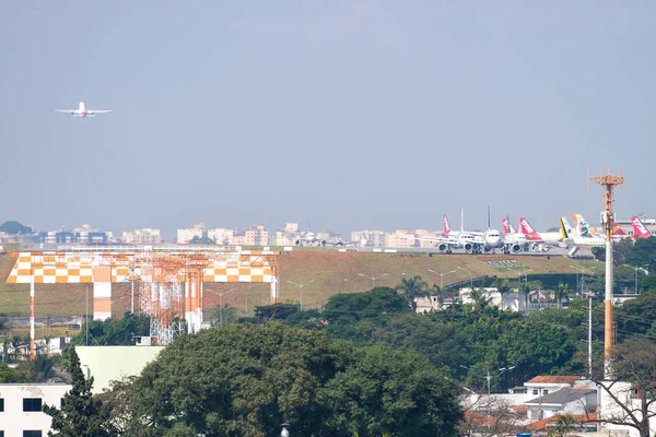 サンパウロ ブラジル 2018 ブラジル サンパウロのコンゴニャス国際空港空港に着陸する航空機 — ストック写真